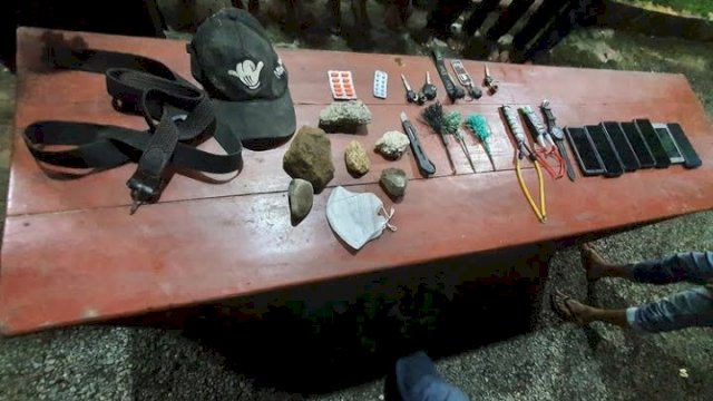 Deretan barang bukti yang diamankan Polsek Bajeng, Polrestabes Gowa, Sulsel dari tangan 9 remaja. (foto: Humas Polsek Bajeng)