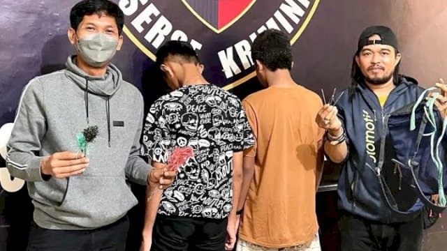 Tim Opsnal Macan Somba, Polsek Somba Opu, Polrestabes Gowa, memperlihatkan barang bukti berupa anak panah (busur) yang diamankan dari dua remaja di Jalan Mawar, Kelurahan Kalegowa, Kecamatan Somba Opu Kabupaten Gowa, Minggu (22/5/2022). (foto: Humas Polres Gowa)