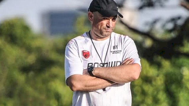 Pose Pelatih PSM Makassar, Bernardo Tavares saat memimpin latihan di Lapangan BSC, Makassar, beberapa waktu lalu. (foto: Official Ig PSM Makassar) 