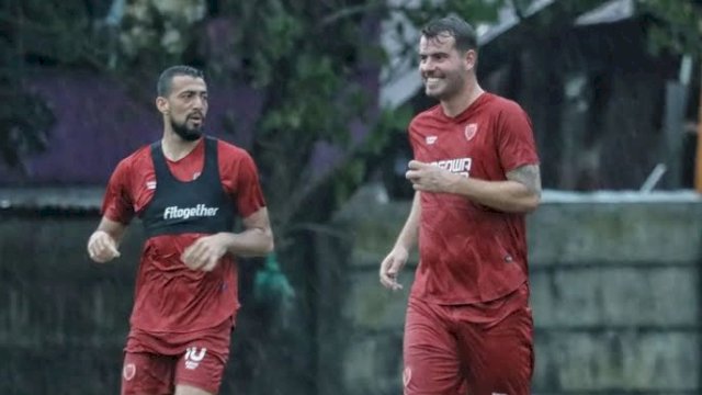 Wiljan Pluim dan Everton Nascimento saat mengikuti sesi latihan di Lapangan BSC Makassar beberapa waktu lalu dan akan tampil sebagai starter menghadapi PSIS Semarang dalam laga ujicoba di Stadion Jatidiri, Semarang, Sabtu (28/5/2022). (foto: Official PSM Makassar)