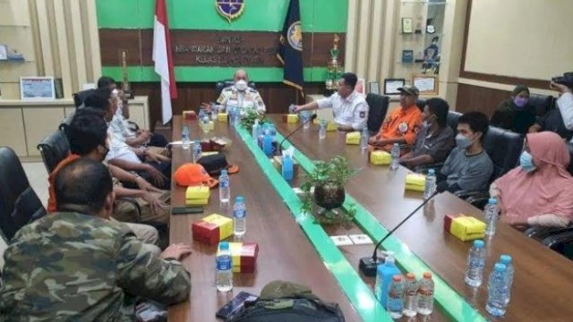 Bupati Pangkep, Sulsel saat menjemput korban kapal tenggelam KM Ladang Pertiwi, di Banjarmasin. (foto: Humas Pemkab Pangkep)