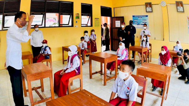 Presiden Jokowi meninjau pelaksanaan vaksinasi anak usia 6-11 tahun di SDN 3 Nglinduk, Grobogan, Jateng, Rabu (05/01/2022). (Foto: BPMI Setpres/Laily Rachev)