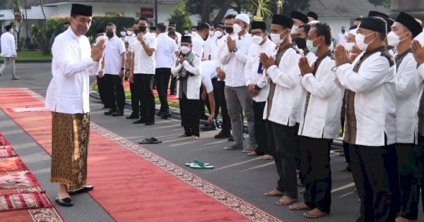 Presiden Jokowi dan Iriana Salat Idulfitri di Halaman Istana Yogyakarta