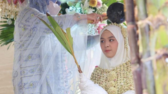 Proses siraman putri dari Wali Kota Makassar Moh Ramdhan Pomanto yang digelar di Jalan Amirullah, Makassar, pada Kamis (5/5/2022). (Dok EO Wedding) 