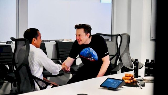 Presiden Joko Widodo (Jokowi) bertemu dengan pendiri SpaceX dan Tesla, Elon Musk di sela kunjungan kerjanya di Amerika Serikat. Pertemuan itu terjadi di kantor SpaceX di Bica Chica, pada Ahad (15/5/2022). (Dok Biro Setpres RI) 