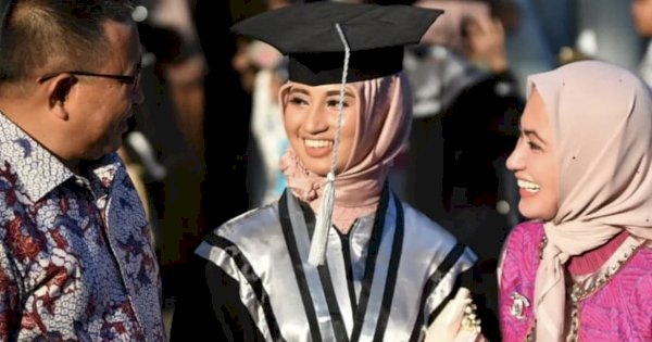 Bang Fauzi dan Indah Putri Kompak Dampingi Putri Sulung di Penamatan Sekolah