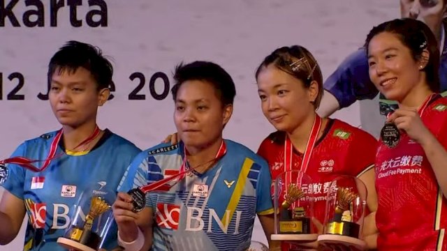 Pemberian medali usai laga final Indonesia Masters 2022. (Tangkapan layar SPOTV) 