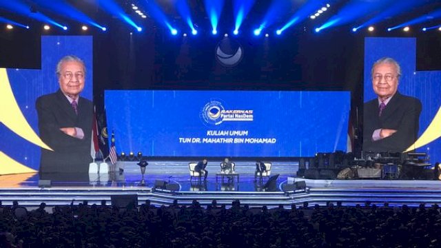 Mantan Perdana Menteri (PM) Malaysia Mahathir Mohamad memberikan kuliah umum dalam rangkaian acara Rapat Kerja Nasional (Rakernas) Partai NasDem di Jakarta Convention Center (JCC), Senayan, Jakarta, pada Jumat (17/6/2022). (Foto: VOI) 