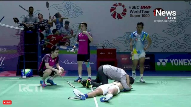 Yeremia Rambitan mengalami kesakitan saat bermain di laga 8 besar Indonesia Open 2022, yang berlangsung di Istora Senayan, Jakarta, pada Jumat (17/6/2022). Ia langsung dipeluk Pelatih Malaysia, Rexy Mainaki usai pertandingan. (Tangkapan layar) 