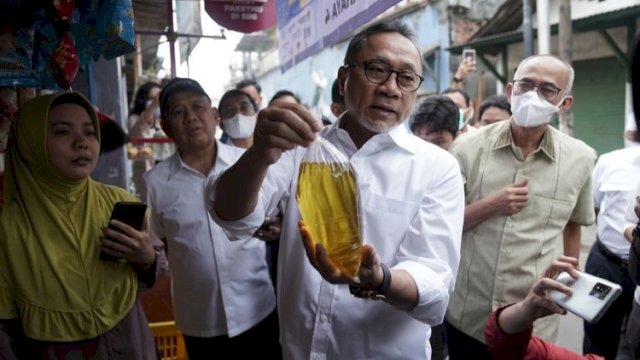 Menteri Perdagangan Zulkifli Hasan saat meninjau harga bahan pokok di Pasar Klender, Jakarta Timur, Rabu (22/6/2022). (Foto: Kemendag) 