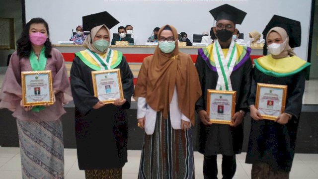 Fakultas Kedokteran Universitas Hasanuddin (Unhas) menggelar acara pemberian brevet dokter spesialis dan sub spesialis, pengambilan sumpah dokter dan dokter hewan, serta pengambilan janji sarjana kedokteran, di Auditorium Prof. A. Amiruddin FK Unhas, Rabu (22/6/2022).