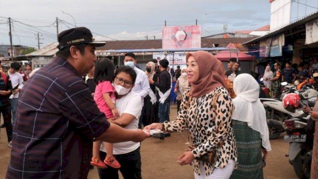 Bupati Maros, Chaidir Syam ikut mengampanyekan bahaya narkoba, bersama para penggiat anti narkoba, di Pasar Bulu-Bulu (26/6/2022). (Foto: Granat Maros) 