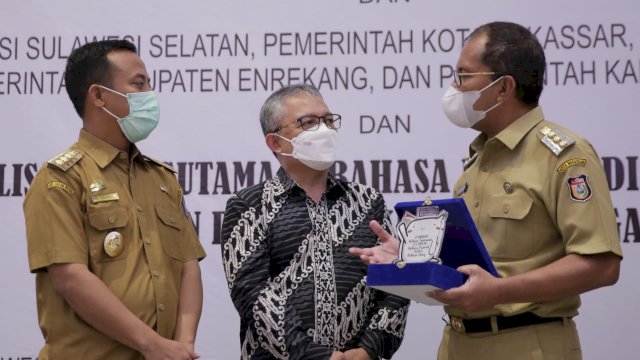 Wali Kota Makassar, Moh Ramdhan Pomanto (kanan) bersama Gubernur Sulsel, Andi Sudirman Sulaiman dalam acara Sosialisasi Pengutamaan Bahasa Negara di Ruang Publik dan Dalam Dokumen Lembaga di Hotel Four Point by Sheraton Makassar, Selasa (31/5/2022). (foto: Pemkot Makassar)