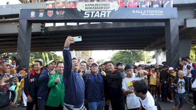 Wali Kota Makassar, Moh Ramdhan Pomanto bersama Kapolrestabes Makassar Kombes Pol Budhi Haryanto di dampingi para Forkopimda Makassar melepas secara resmi peserta lari Kapolrestabes Makassar Cup 2022 di bawah Fly Over Makassar, Rabu (1/6/2022). (foto: Pemkot Makassar)