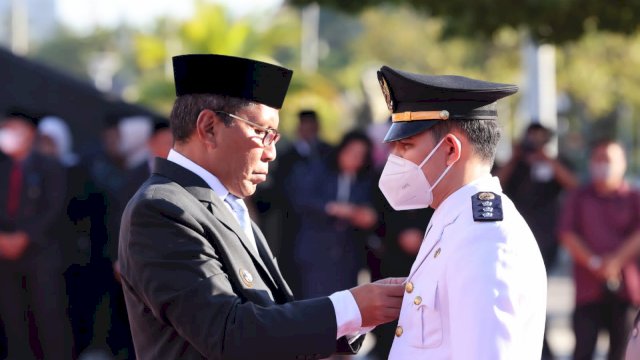 Wali Kota Makassar, Moh. Ramdhan ‘Danny’ Pomanto saat melantik dan mengambil sumpah 457 pejabat pimpinan tinggi pratama dan administrasi lingkup Pemkot Makassar di Pelataran Anjungan City Of Makassar, Kamis (2/6/2022). (foto: Pemkot Makassar)