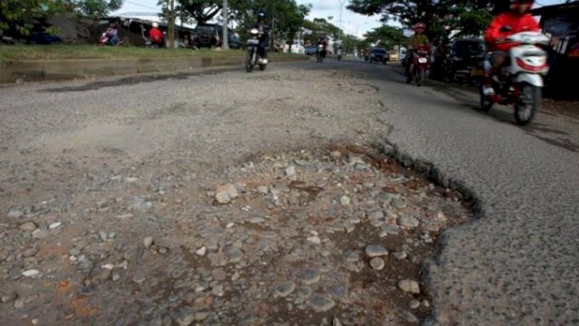 Kondisi jalan Tun Abdul Razak yang menjadi poros penghubung Kota Makassar dan Kabupaten Gowa mengalami rusak parah dan akan segera dilakukan perbaikan. 