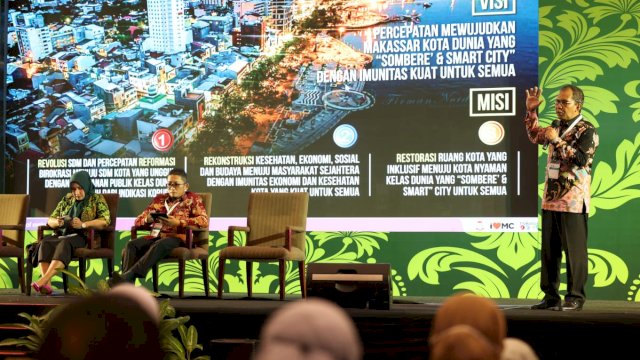 Wali Kota Makassar Moh Ramdhan Pomanto memaparkan program Sipakabaji saat jadi narasumber di Apeksi ISPE 2022, di Ballroom Bali International Convention Center, Jum’at (3/6/2022). (foto: Pemkot Makassar)