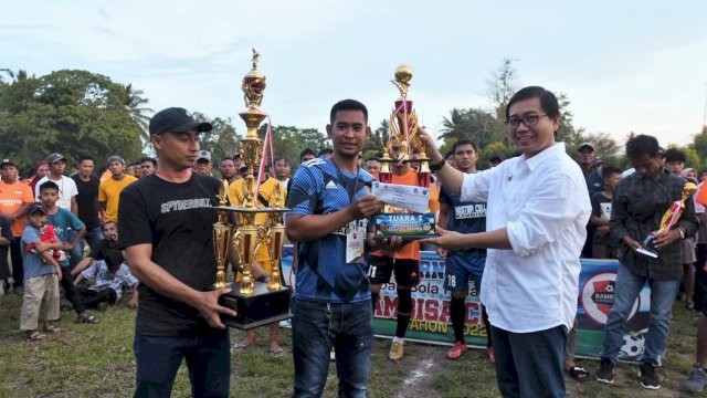 Wakil Bupati Luwu Utara Suaib Mansur saat menutup Turnamen Sepak Bola Kambisa III Cup 2022 yang diselenggarakan Karang Taruna Sipakatau, Desa Baku Baku, di lapangan Sepak Bola Dusun Kambisa, Kecamatan Malangke Barat, Jumat (3/6/2022). (foto: Humas Pemda Lutra)