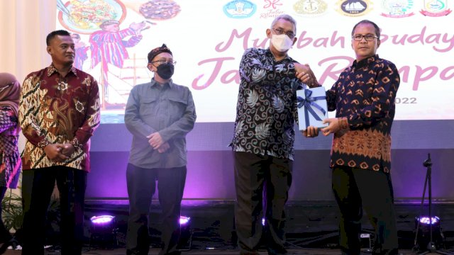 Wali Kota Makassar, Moh Ramdhan Pomanto saat menjamu peserta Muhibah Budaya Jalur Rempah 2022 di Kediaman Pribadinya Jalan Amirullah Makassar, Minggu malam (5/6/2022). (foto: Humas Pemkot Makassar)