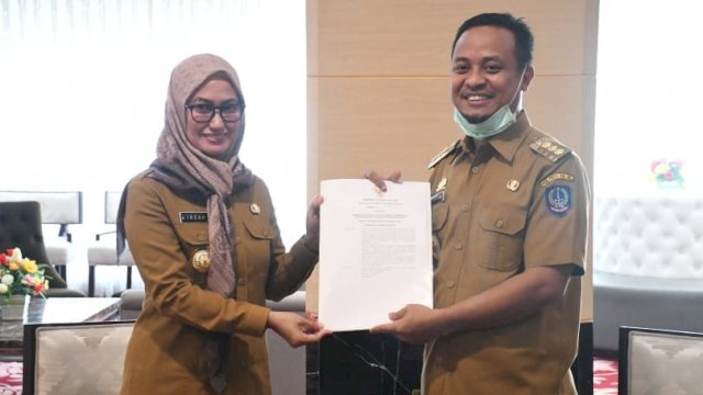 Gubernur Sulsel, Andi Sudirman saat menyerahkan bantuan keuangan ke Bupati Luwu Utara, Indah Putri Indriani di Baruga Lounge Kantor Gubernur Sulsel, Senin (6/6/2022).