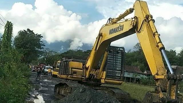 Kondisi ruas jalan Pekkae-Takkalala yang menghubungkan Kabupaten Barru dan Kabupaten Soppeng yang kini tengah dilakukan pengerjaan. (foto: Pemprov Sulsel)