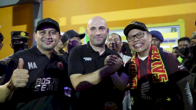 Pelatih PSM Makassar, Bernardo Tavares (tengah) bersama CEO PT PSM, Munafri Arifuddin (kiri) dan Wali Kota Parepare, Taufan Pawe (kanan), usai laga ujicoba PSM vs Sulut United di Stadion BJ Habibie, Kota Parepare, Sulsel, Senin (6/6/2022). (Foto: Ist)