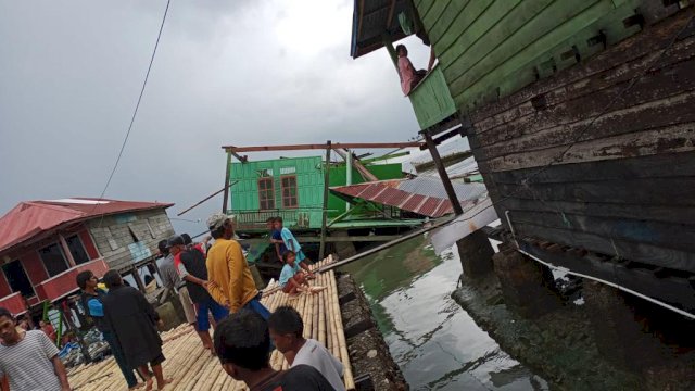 Kondisi rumah warga di Kelurahan Lanroe Kecamatan Tanete Riattang Timur yang terdampak bencana angin puting beliung pada Selasa (7/6/2022). (foto: Ist)