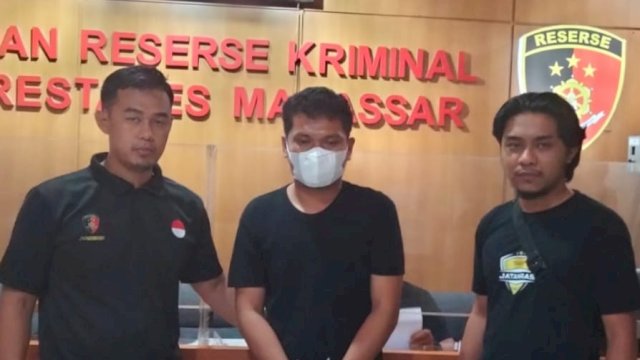 Tersangka SP (30) terkait kasus penemuan 7 janin bayi di kamar kos-kosan di Makassar diringkus Polisi. (foto: Ist) 