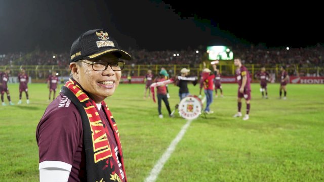 Wali Kota Parepare, Taufan Pawe (TP) saat laga ujicoba PSM Makassar versus Sulut United, di Stadion Gelora BJ Habibie (GBH) Kota Parepare beberapa waktu lalu. (foto: Ist)