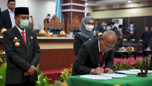 Rapat Paripurna dalam rangka penyerahan LHP LKPD TA 2021, LHP Kinerja, dan IHPD Provinsi Sulsel di Kantor DPRD Sulsel, Jum’at 10 Juni 2022. (Foto: Humas Pemprov Sulsel)