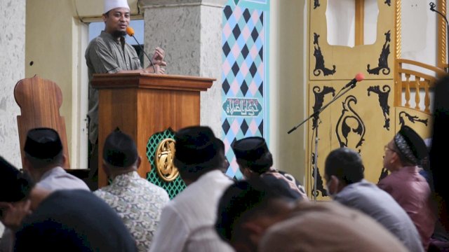 Gubernur Sulawesi Selatan (Sulsel) Andi Sudirman Sulaiman (ASS) melaksanakan salat subuh berjamaah bersama masyarakat Kabupaten Bantaeng, dan memberikan ceramah di Masjid Raya Bantaeng di Tappanjeng, Kecamatan Bantaeng, Selasa (14/6/2022).