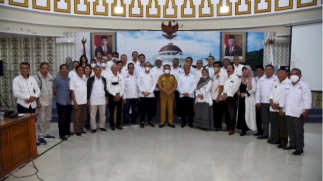 Pj Gubernur Gorontalo Hamka Hendra Noer saat meminta pengurus Kamar Dagang dan Industri (KADIN) Provinsi Gorontalo di Ruang Gubernuran Gorontalo, Selasa (14/6/2022). 