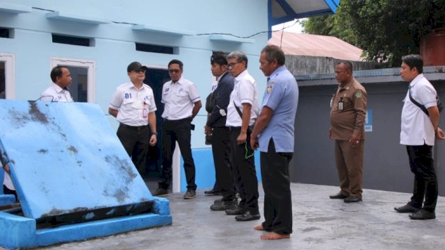 Pj Dirut Perusahaan Umum Daerah Air Minum (PDAM) Kota Makassar, Beni Iskandar memastikan pasokan air bersih terpenuhi di Asrama Haji Sudiang, pada Rabu (15/6/2022). (Foto: ABATANEWS/Imam) 