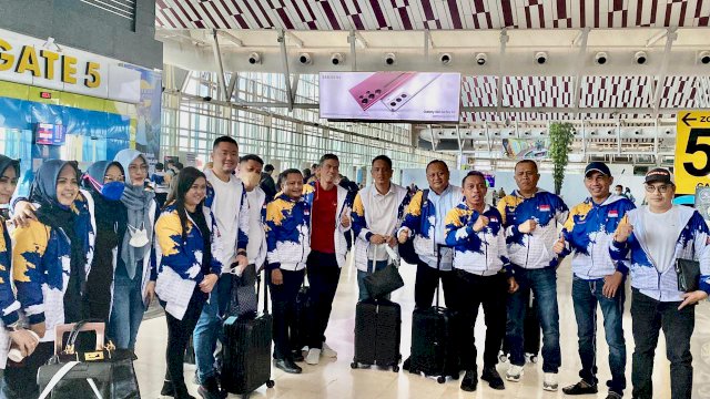 Rombongan kader NasDem se-Sulsel saat berada di Bandara Sultan Hasanuddin Makassar, jelang keberangkatan ke Jakarta untuk menghadiri Rapat Kerja Nasional (Rakernas) di Jakarta Convention Center (JCC), Jakarta Selatan.