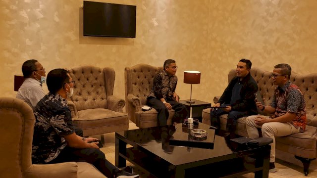 Wali Kota Parepare, Taufan Pawe (TP) menggelar pertemuan dengan Komisaris Utama PT Persaudaraan Sepakbola Makassar (PSM), Sadikin Aksa, di Executive Hotel Claro, Kamis malam, 16 Juni 2022. (foto: ist)