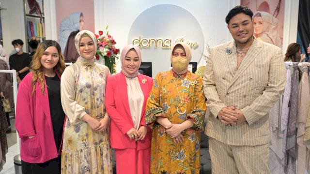 Ketua TP PKK Kota Makassar Indira Jusuf Ismail saat membuka secara resmi outlet terbaru Donna Prive di lantai tiga Trans Studio Mall Makassar, Minggu (19/6/2022). (dok. Pemkot Makassar)