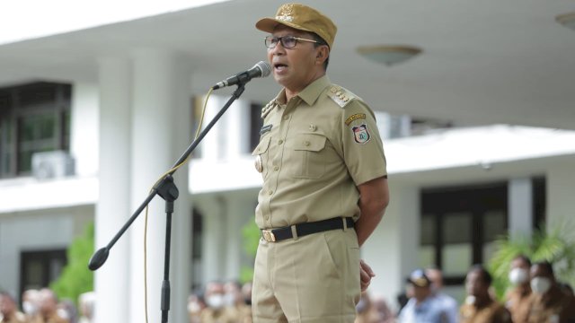 Wali Kota Makassar, Moh Ramdhan ‘Danny’ Pomanto saat inspektur upacara (IRUP) di Lingkup Pemerintah Kota Makassar pada acara apel pagi di Balai Kota Makassar, Senin (20/6/2022). (foto: Pemkot Makassar)