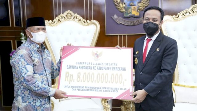 Gubernur Sulsel, Andi Sudirman Sulaiman saat menyerahkan bantuan keuangantahun anggaran 2022 untuk Kabupaten Enrekang senilai Rp 8 Miliar. (foto: dok. Pemprov Sulsel)