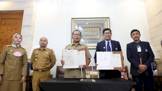 Wali Kota Makassar Moh. Ramdhan Danny Pomanto saat penandatanganan Memorandum Of Understanding (MoU) dengan pihak Poltekpar Makassar di kediaman pribadi Walikota, Jalan Amirullah, Selasa (21/6/2022). (foto: Dok. Pemkot Makassar)