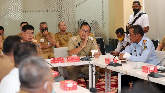 Wali Kota Makassar Moh. Ramdhan "Danny" Pomanto saat menghadiri rapat tim kajian keberatan atas lokasi rencana pembangunan jalur kereta api Makassar - Parepare (Segmen E) di ruang rapat Toraja Room Kantor Gubernur Sulsel. Selasa (21/6/2022). (foto: Dok. Pemkot Makassar)