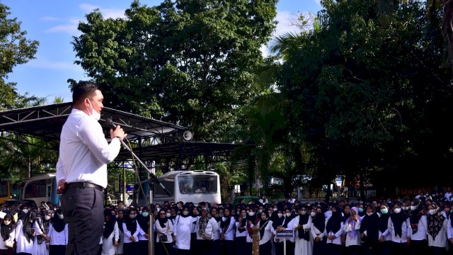 Sekertaris Daerah (Sekda) Kabupaten Takalar, H Muhammad Hasbi saat memimpin apel akbar pemetaan tenaga non ASN di lingkup Pemkab Takalar, Rabu (22/6/2022).