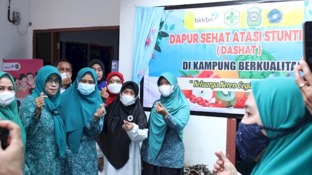 Ketua PKK Takalar Irma Andryani menghadiri peluncuran Dapur Sehat atasi Stunting (Dashat) di kampung berkualitas yang diselenggarakan oleh P2KBPPPA Kab. Takalar di Kantor Desa Banyuanyara Kec Sanrobone Kab Takalar (22/6/2022). (Foto: ABATANEWS/Wahyuddin)