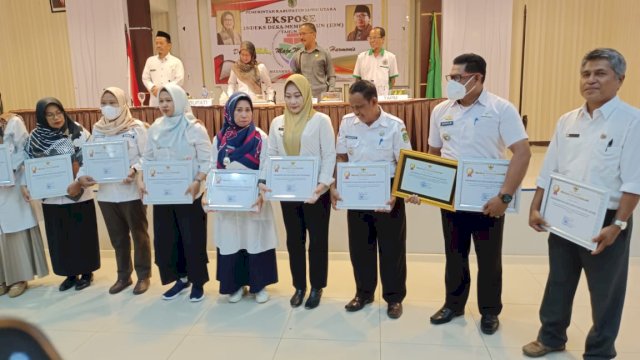 Pihak Kecamatan Malangke, Kabupaten Luwu Utara (Lutra) saat menerima dua penghargaan Indeks Desa Membangun (IDM) Tahun 2022. (foto: Pemkab Lutra)