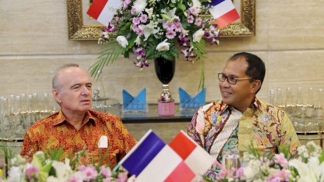 Wali Kota Makassar Ramdhan Pomanto saat menjamu Duta Besar Perancis Olivier Chambard beserta rombongan di kediaman pribadinya Jalan Amirullah Makassar, Kamis (23/6/2022). (foto: Pemkot Makassar)