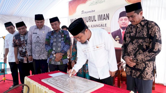 Gubernur Sulawesi Selatan, Andi Sudirman Sulaiman meresmikan Masjid Nurul Iman di Dusun Sura, Desa Lilina Ajangale, Kecamatan Ulaweng, Kabupaten Bone, pada Jum’at (24/6/2022). (Foto: ABATANEWS/Wahyuddin)