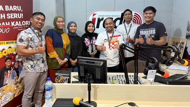 Kepala Dinas Pariwisata Kota Makassar Muhammad Roem, saat menjadi Narasumber Talkshow Bincang Kreatif Festival di iRadio Makassar, jum'at 24 Juni 2022. (foto: Pemkot Makassar)