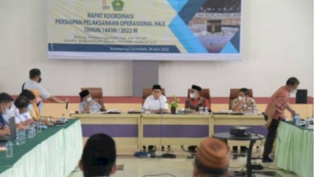 Penjabat Gubernur (Penjagub) Provinsi Gorontalo, Hamka Hendra Noer saat membuka sekaligus memimpin rapat persiapan pemberangkatan haji, Jum'at (24/06/2022). (foto: Pemprov Gorontalo)