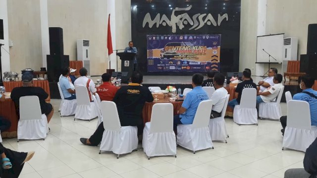 Para peserta Kejuaraan Nasional (Kejurnas) Benteng Kupa Wisata Rally Sulsel dijamu oleh Wali Kota Makassar, Danny Pomanto di Rumah Jabatan Walikota Makassar, Jumat malam (24/06/2022). (foto: Pemkot Makassar)