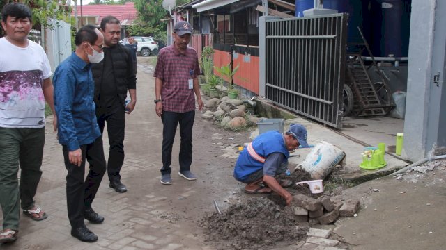 PDAM Makassar melakukan pemasangan pipa air di Perumahan Tanjung Alya di daerah Barombong Makassar. 