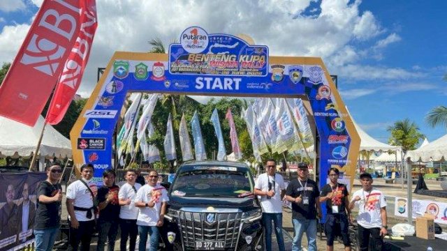 Ketua Benteng Kupa Sport Team, Ismail Manda bersama dengan Ketua Panitia Benteng Kupa Rally Wisata & Fun Sulsel 2022 Burhan Arsad dan Ketua Bidang Roda Empat Andi Troy Martino saat melepas Peserta Etape Satu Kejurnas Benteng Kupa Rally Wisata & Fun Sulsel di Anjungan Pantai Losari Makassar, Sabtu (25/06/2022). (foto: Ist)